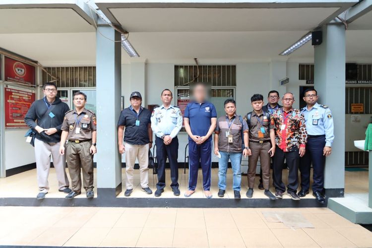 Kantor Wilayah Direktorat Jenderal Pajak Jakarta Barat dan Kantor Pelayanan Pajak Pratama Jakarta Kembangan melakukan tindakan penyanderaan terhadap LSM selaku Direktur PT KSA dengan tunggakan utang pajak sebesar Rp 6 miliar. 