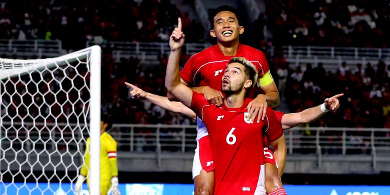 Pemain timnas indonesia Sandy Walsh dan Rizky Ridho selebrasi usai menjebol gawang Taiwan saat laga FIFA Matchday yang berakhir dengan skor 6-0 yang berlangsung di Stadion Gelora Bung Tomo Surabaya, Jawa Timur, Jumat (5/9/2025) malam. Pada Kamis (13/11/2025), FIFA umumkan nominasi Puskas Award 2025. Rizky Ridho masuk daftar. Cek pesaingnya dan cara vote gol terbaik pria tahun ini.