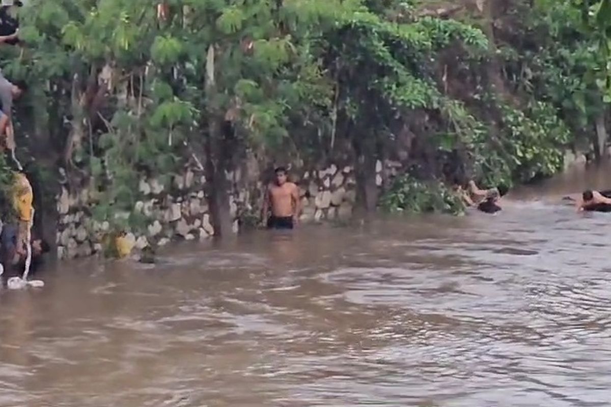 Insiden kecelakaan tunggal sebuah mobil pick up berisi satu keluarga yang berjumlah empat orang terjun ke Sungai Saddang, Makale, Tana Toraja, Sulawesi Selatan, Kamis (14/12/2023) proses evakuasi korban berlangsung dramatis.