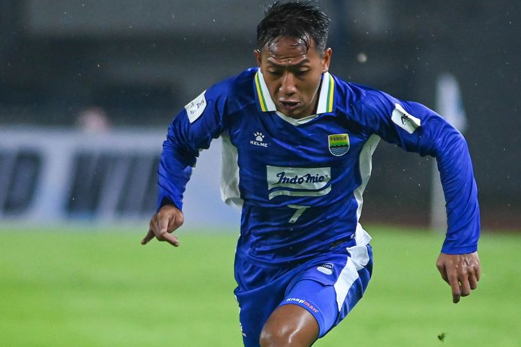 Aksi pemain Persib Bandung Beckham Putra kala tampil di ajang AFC Champions League Two (ACL 2) 2025-2026 menghadapi Selangor FC pada Kamis (23/10/2025) di Gelora Bandung Lautan Api (GBLA). 