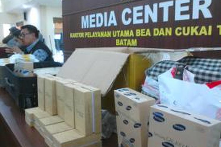Petugas Bea dan Cukai Batam, Kepulauan Riau menyita 350 unit telepon seluler aneka merek dan jenis. Seluruhnya disita di Bandara Hang Nadim, Batam. 