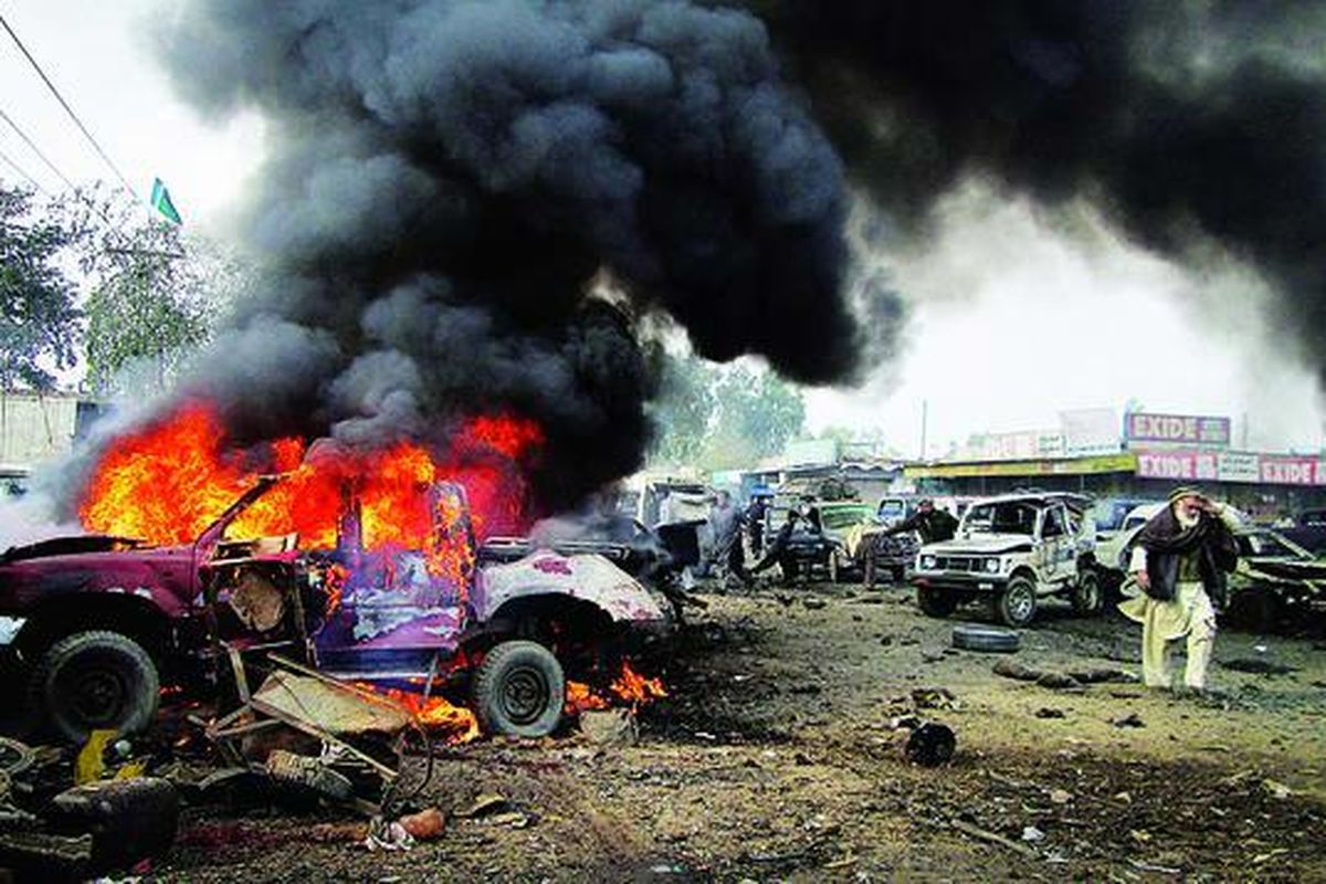 Sebuah mobil terbakar hebat di lokasi ledakan bom di dekat sebuah pasar di Jamrud, kawasan Khyber, Pakistan, Senin (17/12). Bom mobil meledak di lokasi antrean penumpang bus tak jauh dari kompleks kantor Pemerintah Khyber.