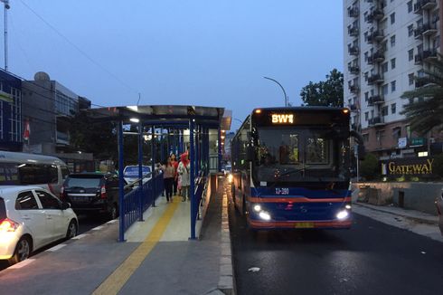 Jalan Sempit, Bus Transjakarta Koridor 13 Terjebak Macet di Halte Adam Malik