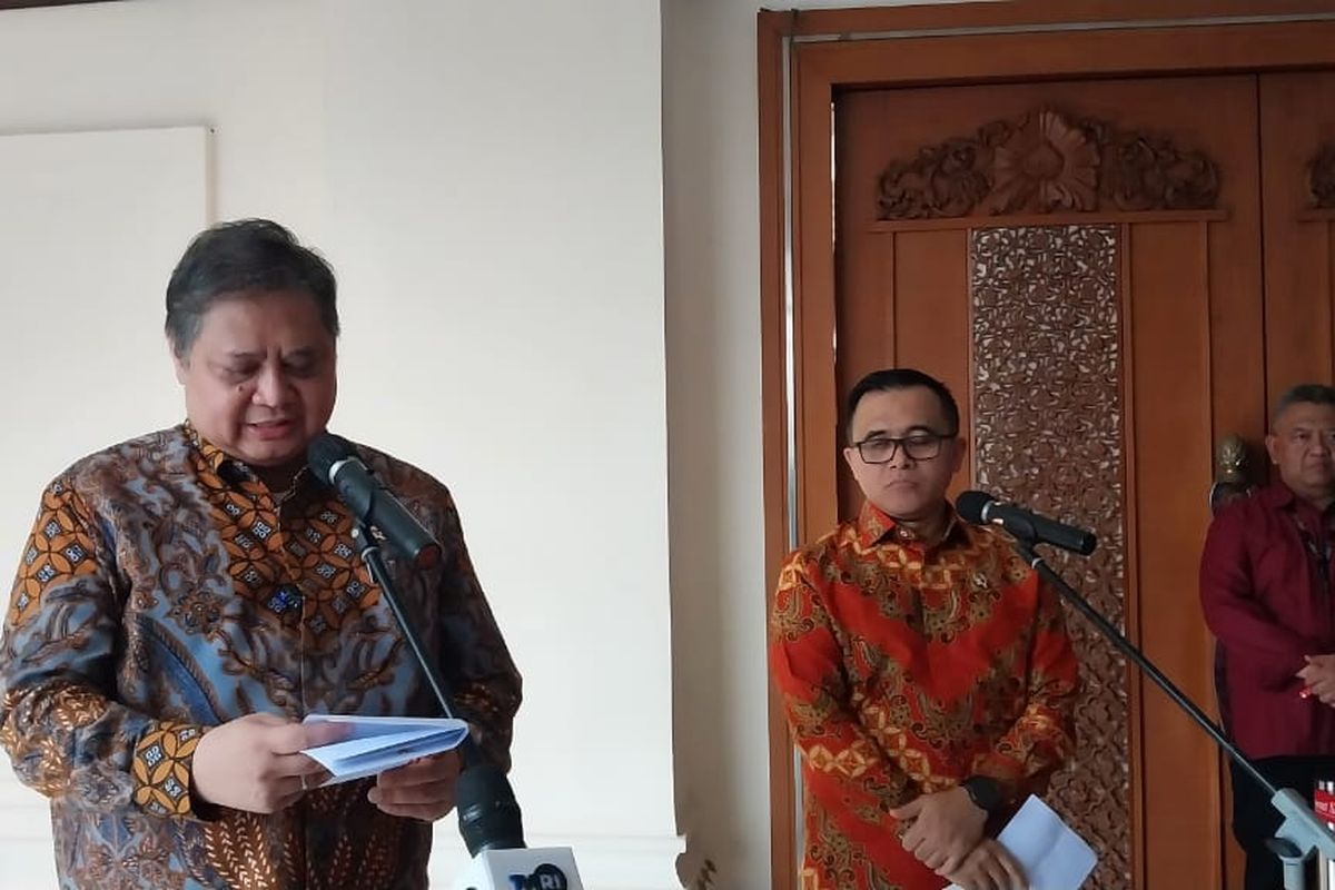 Menko Bidang Perekonomian Airlangga Hartarto dan Menteri PANRB Abdullah Azwar Anas memberikan keterangan pers di acara Rapat Koordinasi Pengadaan ASN, Jakarta, Kamis (3/8/2023).