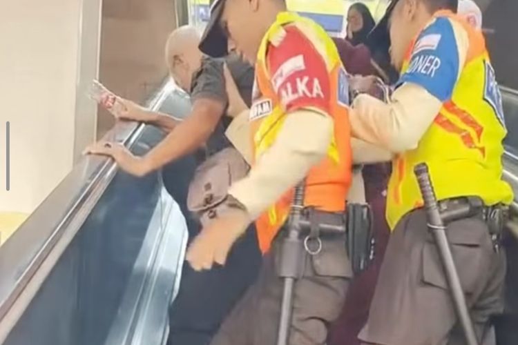 Penumpang Jatuh di Eskalator Stasiun Bekasi, Tiga Orang Terluka