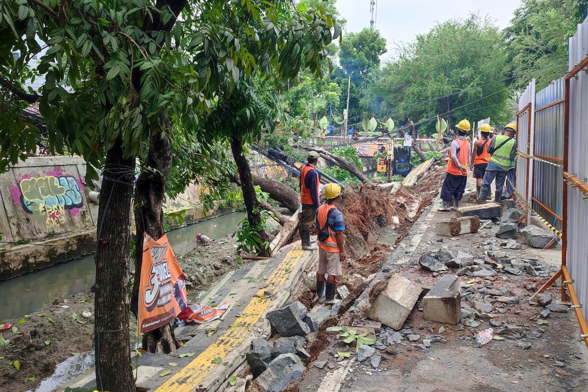 Dinding Turap yang Direnovasi di Utan Kayu Longsor Imbas Hujan Deras