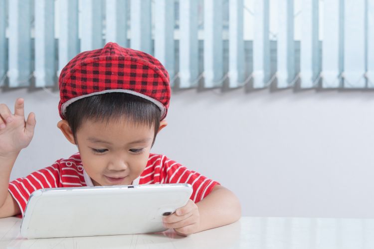 Keseringan Main Gadget Anak Berisiko Alami Virtual Autism