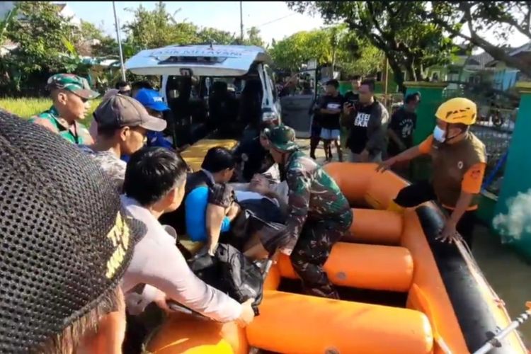Petugas BPBD, TNI dan Polri serta masyarakat sedang mengevakuasi warga terdampak banjir akibat Sungai Citanduy meluap di 3 dusun Kecamatan Sukaresik, Kabupaten Tasikmalaya, Jawa Barat, Jumat (26/4/2024).