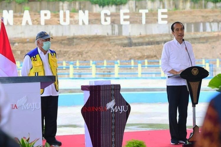 Presiden Joko Widodo (Jokowi) meresmikan Bendungan Napun Gete di Kabupaten Sikka, Provinsi Nusa Tenggara Timur (NTT) Selasa (23/2/2021) sore, didampingi Menteri PUPR Basuki Hadimuljono.
