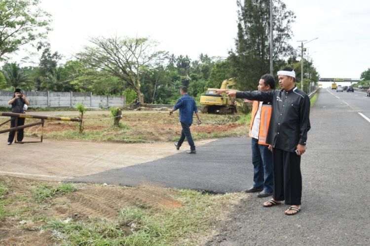 Bupati Purwakarta Dedi Mulyadi meninjau Gerbang Tol Sawit.