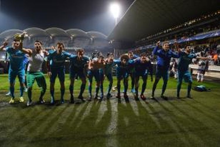 Para pemain Zenit St Petersburg merayakan kesuksesan melaju ke babak 16-besar Liga Champions setelah menang 2-0 atas Olympique Lyon, Rabu (4/11/2015).