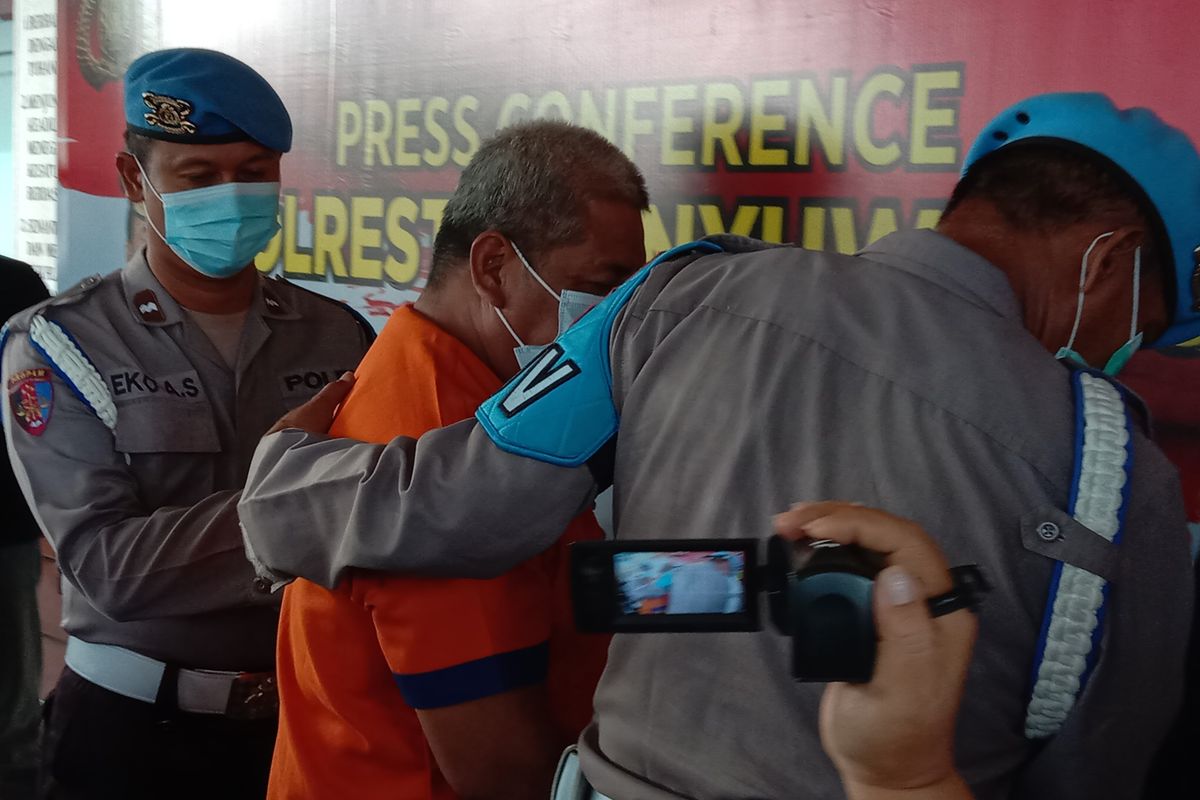 Pelaku saat digelandang polisi di Mapolresta Banyuwangi 