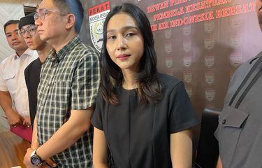 Tenri Ajeng Anisa, perempuan yang disebut jadi selingkuhan Virgoun saat ditemui di kawasan Brawijaya, Jakarta Selatan, Selasa (2/5/2023). 