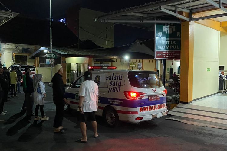 Ambulans yang membawa jenazah asisten pelatih Arema FC, Kuncoro, ke rumah duka. Kuncoro meninggal dunia pada Minggu, 18 Januari 2026.