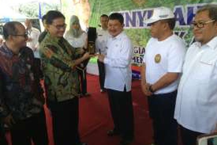 Menteri Agraria dan Tata Ruang/Kepala Badan Pertanahan Nasional (ATR/BPN) Ferry Mursyidan Baldan menyerahkan sertifikat hak milik ke warga Badega, Garut, Jawa Barat, Rabu (13/4/2016).