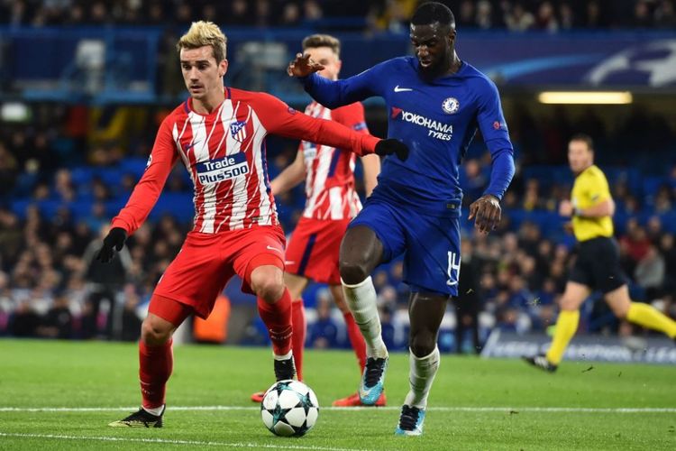 Tiemoue Bakayoko mencoba merebut bola dari penguasaan Antoine Griezmann saat Chelsea menjamu Atletico Madrid di Stamford Bridge, Selasa (5/12/2017).
