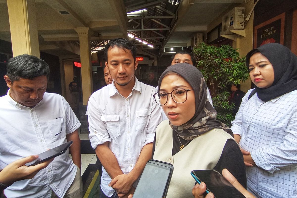 Mellisa Anggraini pengacara anak korban dugaan perundungan saat memberikan keterangan kepada awak media di Polres Sukabumi Kota, Sukabumi, Jawa Barat, Senin (11/12/2023).