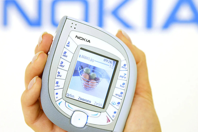 Nokia 7600 tergolong ponsel dengan desain tak lazim karena mengusung bentuk menyerupai daun atau tetesan air. 