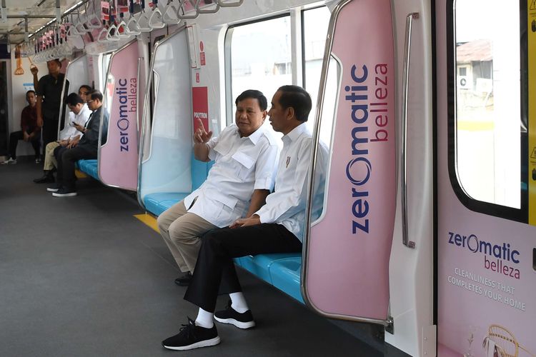 Presiden Joko Widodo (kanan) berbincang dengan Ketua Umum Partai Gerindra Prabowo Subianto (kedua kanan) di dalam gerbong kereta MRT di Jakarta, Sabtu (13/7/2019). Kedua kontestan dalam Pemilihan Umum Presiden dan Wakil Presiden tahun 2019 lalu ini bertemu di Stasiun MRT Lebak Bulus dan selanjutnya naik MRT bersama-sama. ANTARA FOTO/Wahyu Putro A/wsj.