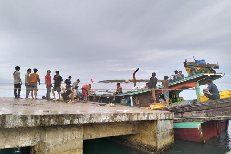 Warga Pulau Enggano nekat menyewa kapal nelayan secara patungan untuk membawa hasil bumi meski harga sewa kapal sangat mahal. (POTO: AMAN Bengkulu)