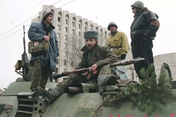 Milisi Chechnya saat pendudukan Rusia di Grozny.