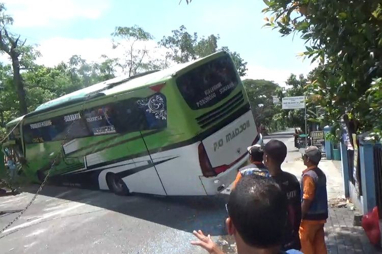 Bus PO Madjoe Nopol AE 7469 UB yang terguling di Kelurahan Begadung, Kecamatan/Kabupaten Nganjuk, Sabtu (10/9/2022) siang. Doc: Humas Polres Nganjuk