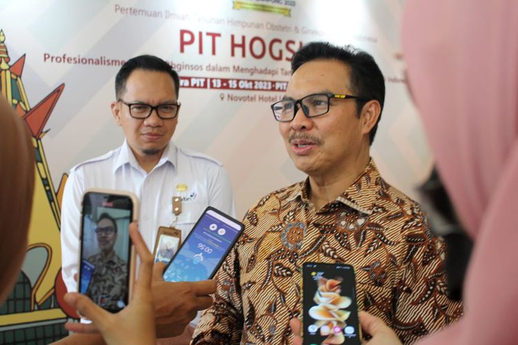 Kepala Badan Kependudukan dan Keluarga Berencana Nasional (BKKBN) dr Hasto Wardoyo pada acara Pertemuan Ilmiah Tahunan Himpunan Obstetri & Ginekologi Sosial Indonesia (PIT HOGSI) ke-XV Tahun 2023 di Hotel Novotel Bandar Lampung, Provinsi Lampung, Rabu (18/10/2023).
