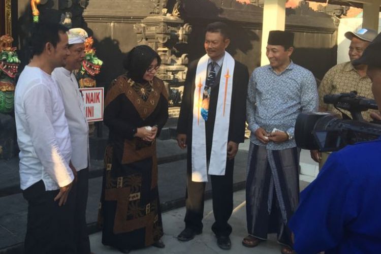 Para tokoh agama Desa Mbalun berbincang bincang soal kerukunan antar umat beragama dengan para pengunjung dari Jakarta yang dipimpin Ketua Umum Lembaga Pemberdayaan Masyarakat (LPM)  Eni Maulani Saragih di balai desa Mbalun, Kecamatan Turi, Kabupaten Lamongan, Jawa Timur, Jumat 25 Oktober 2017 lalu.