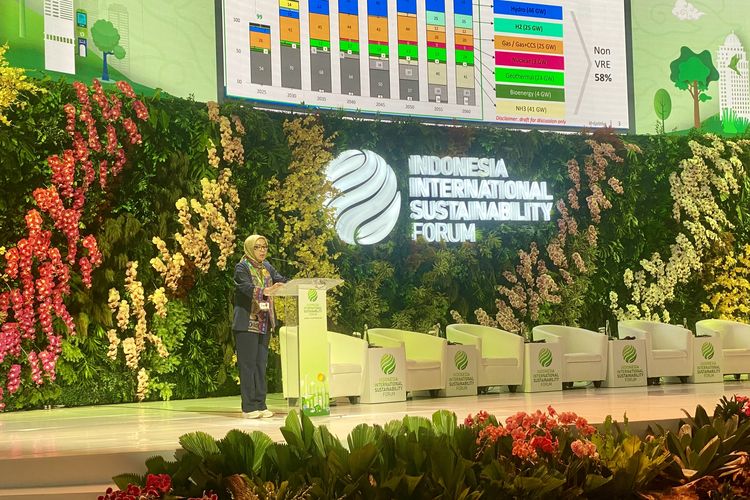 Direktur Jenderal Energi Baru, Terbarukan, dan Konservasi Energi (EBTKE), Kementerian Energi dan Sumber Daya Mineral (ESDM), Eniya Listiani Dewi, saat memberikan paparan di Indonesia International Sustainability Forum (ISF) 2024 di Jakarta, Kamis (5/9/2024). 