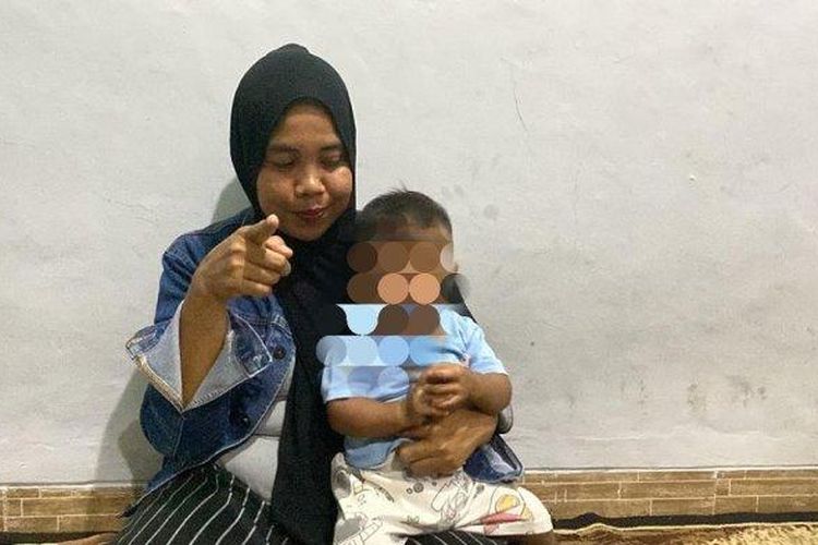 Siti Mauliah (37), orang tua bayi asal Ciseeng, Kabupaten Bogor yang merasa bayi tertukar, Kamis (10/8/2023). 

