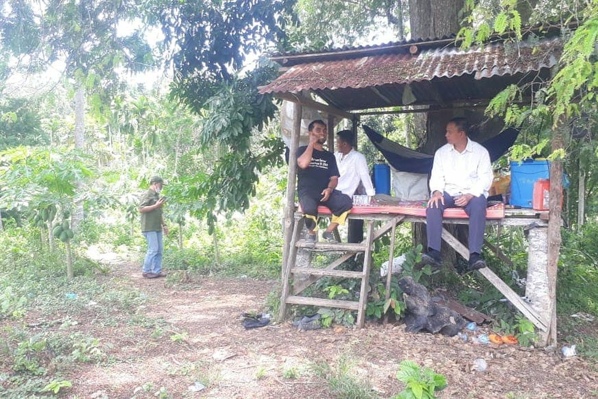 The 011/Lilawangsa Military Regional Command (Danrem) commander Colonel (Inf) Sumirating Baskoro (right) visits former convicted terrorist Mukhtar, who is also known as Tengku Tar bin Ibrahim in his farm in Lhokseumawe, Aceh on Wednesday, April 7, 2021. 