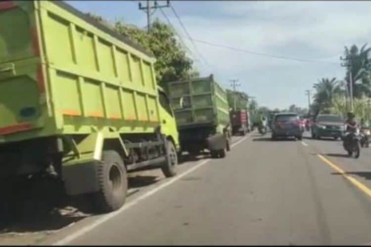 Sopir truk mengantre solar di Kabupaten Bengkulu pada Selasa (29/3/2022). SPBU Kota Bengkulu hanya melayani pembelian solar di malam hari untuk mencegah kemacetan.