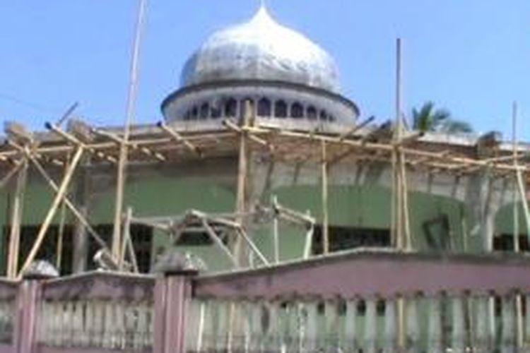 Pengurus masjid di Polewali Mandar, Sulawesi Barat kelimpungan harus mengembalikan sumbangan caleg yang diduga gagal meraih suara.