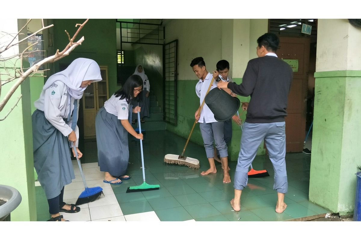 Banjir di SMAN 10, Medan Ksatria, Pejuang, Bekasi, Senin (24/2/2020).