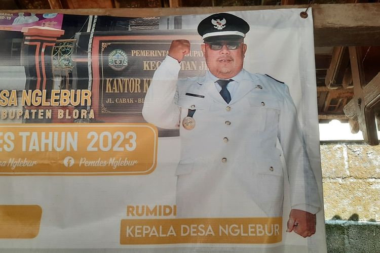 Banner Kepala Desa Nglebur, Rumidi di Kantor Kepala Desa, Jalan Cabak - Bleboh KM 5 Nglebur, Kecamatan Jiken, Kabupaten Blora, Jawa Tengah, Jumat (18/8/2023)