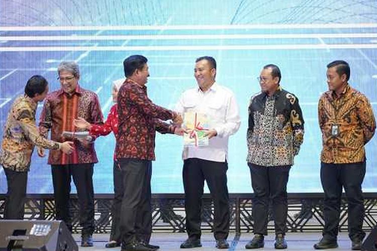 Menteri ATR/Kepala BPN Hadi Tjahjanto menyerahkan enam dokumen hasil pengadaan tanah di Ibu Kota Nusantara (IKN) kepada Kementerian PUPR pada Kamis (03/08/2023).