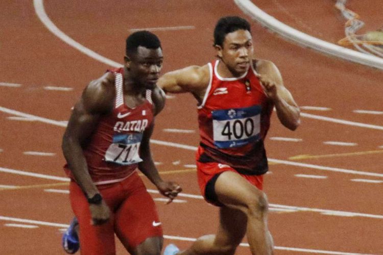 Pelari Indonesia Lalu Muhammad Zohri (no.400) beradu kecepatan dengan pelari lainnya saat babak final Lari 100 meter Putra Asian Games ke-18 Tahun 2018 di Stadion Utama Gelora Bung Karno Senayan, Jakarta Pusat, Minggu (26/8/2018). Lalu Muhammad Zohri gagal persembahkan medali