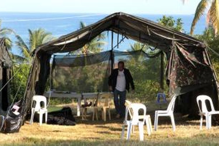 Presiden Filipina Benigno Aquino terlihat di dalam sebuah tenda setelah menginap di tenda militer bersama para pengungsi korban gempa di Provinsi Bohol.