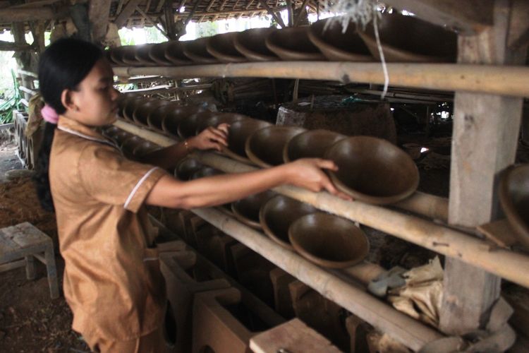 Rani Anjani (22), perajin gerabah asal Cianjur, Jawa Barat, sedang menata cobek-cobek yang dibuatnya. Rani bertekad meneruskan usaha keluarganhya yang diwariskan secara turun temurun ini.