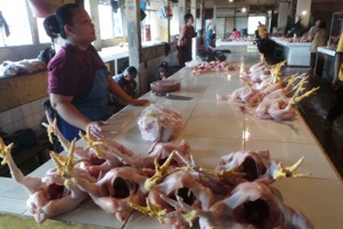 Yani pedagang ayam di  Pasar Kramat Jati mengungkapkan bahwa harga ayam dipasaran kini mengalami kenaikan. Selasa (2/7/2013).
