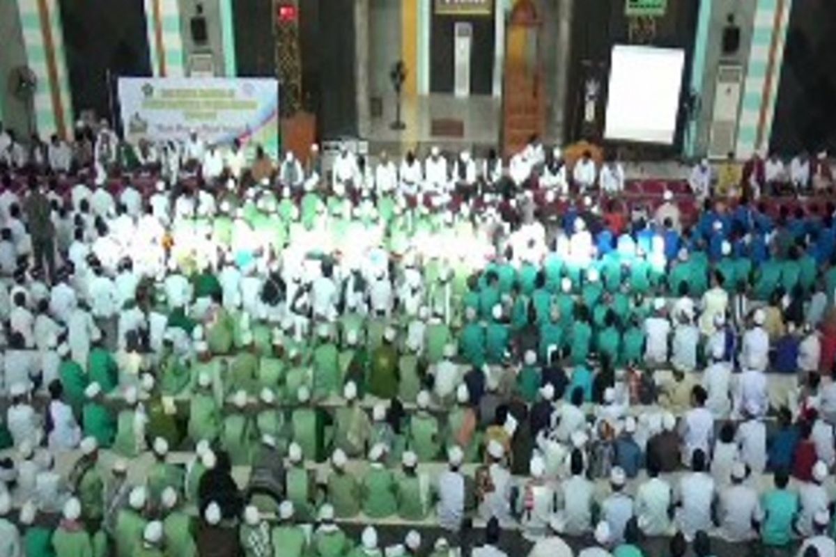 Hari Santri nasional di Polewali Mandar tahun ini diperingati secara meriah. Ribuan santri dari berbagai pesnatren di Polewali mandar mengelar zikir akbar dan kirab Islam dari mesjid agung Suhada hinga ke mesjid Pantai Baharai Polewali mandar, Minggu (22/10)