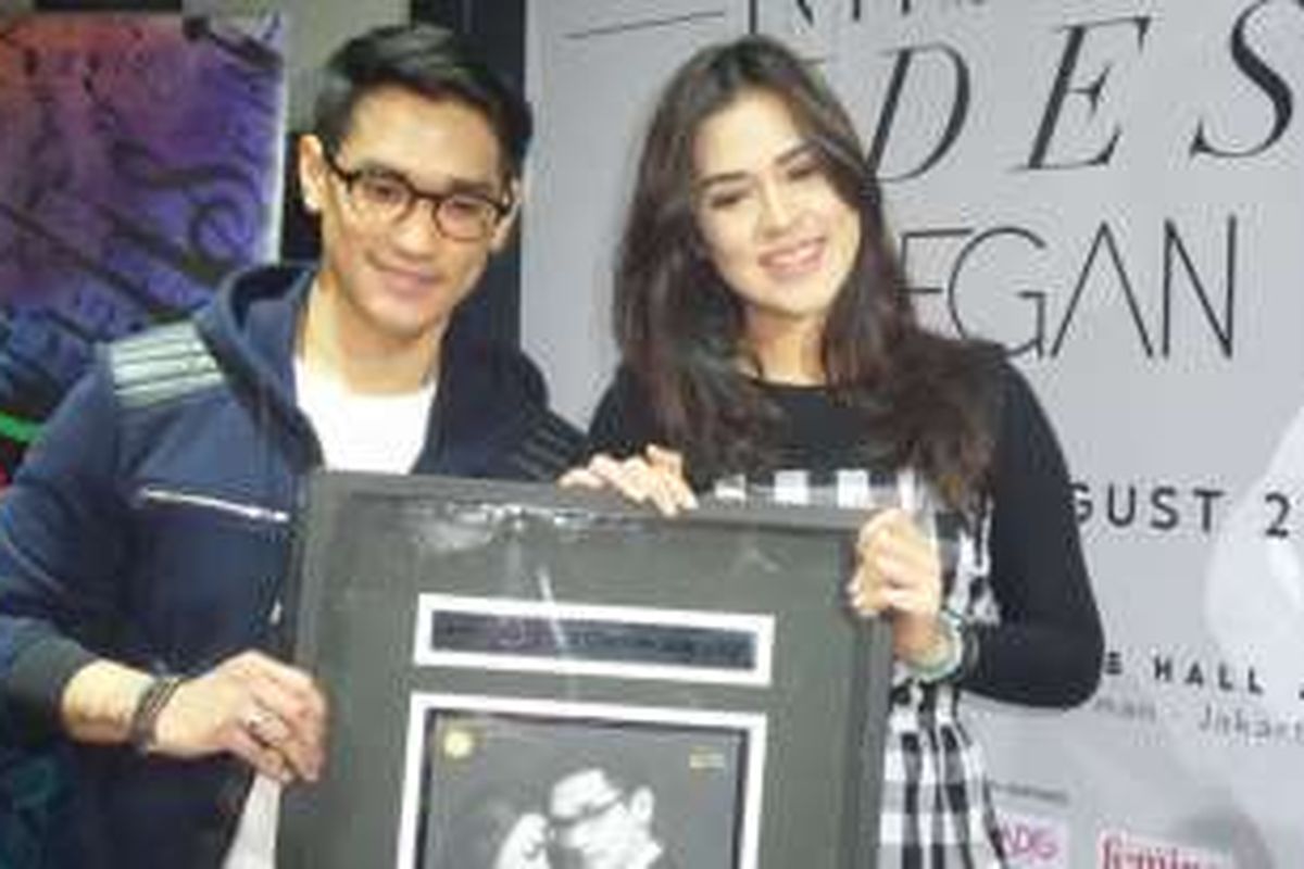 Afgan Syahreza dan Raisa usai menerima penghargaan Triple Platinum di Empirica, Jakarta Selatan, Rabu (31/8/2016) malam.