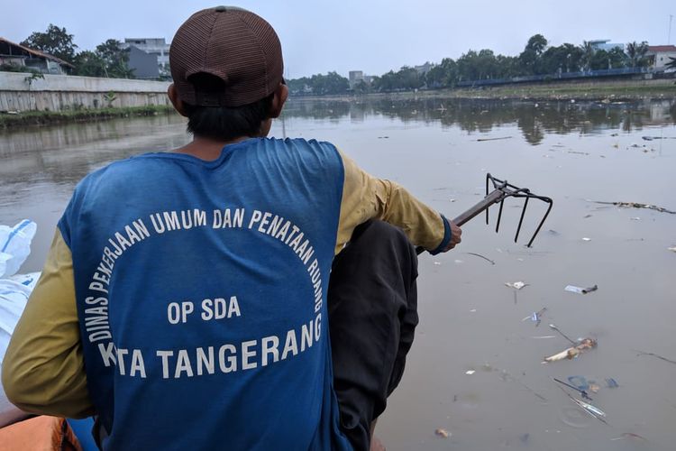 Ibrahim, salah satu petugas kebersihan Cisadane Dinas PUPR Kota Tangerang saat membersihkan Cisadane Senin (2/12/2019)