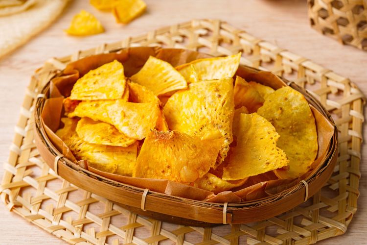 Keripik sukun, camilan renyah yang umumnya memiliki rasa gurih.