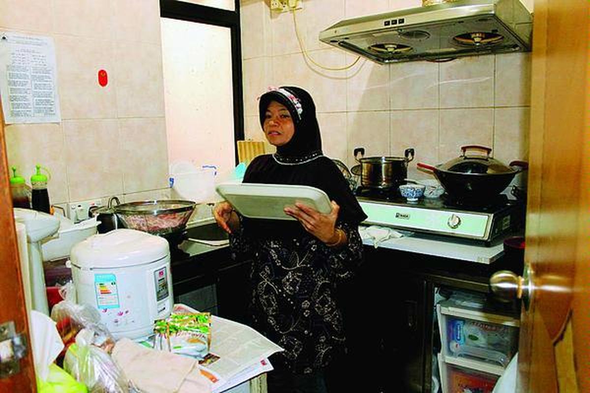 Mukini, salah seorang TKW Indonesia di Hongkong, terlihat beraktivitas di rumah sewaan. Mukini adalah salah satu contoh TKW yang cukup sukses bekerja di Hongkong.