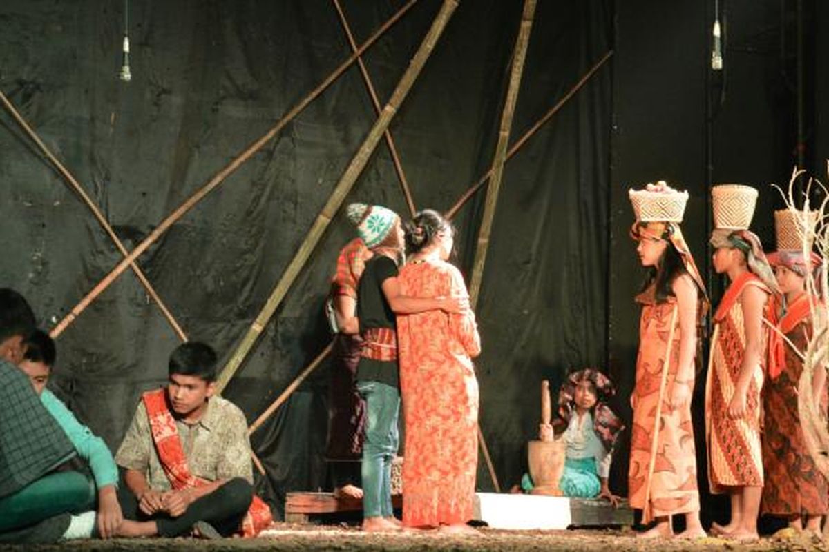 Salah satu aksi panggung Teater Rengget di Taman Budaya Medan, Sumatera Utara, Kamis (29/10/2015).