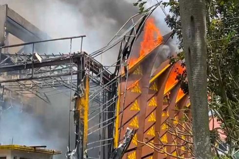  Gedung Mal Pelayanan Publik Pekanbaru Terbakar, Sudah 3 Jam Pemadam Berlangsung