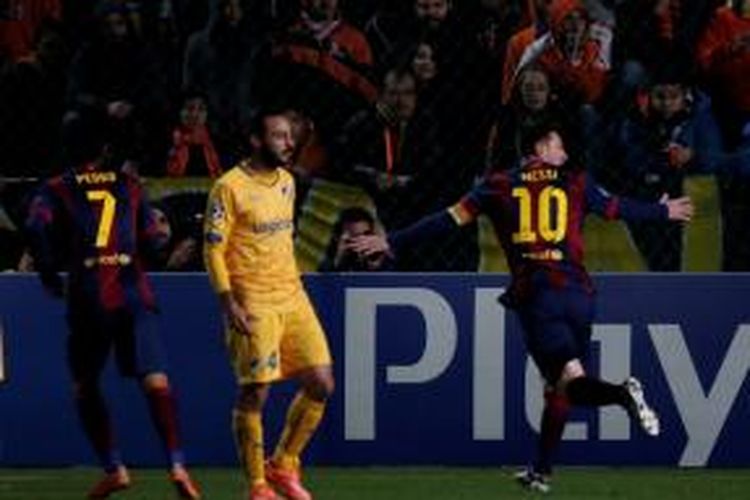 Striker Barcelona, Lionel Messi (kiri) seusai mencetak gol ke gawang APOEL pada matchday kelima Grup F Liga Champions di Stadion GSP, Selasa atau Rabu (26/11/2014) dini hari WIB. 