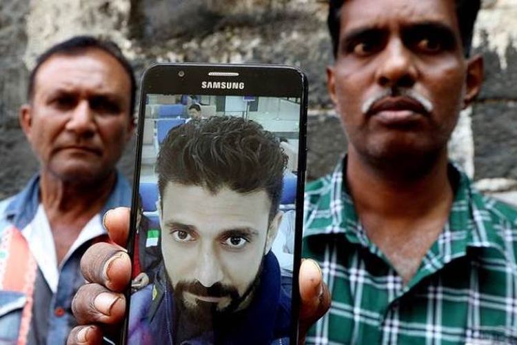 Kerabat korban menunjukkan foto Rajesh Maru (32) yang tewas setelah terhisap mesin MRI di rumah sakit di Mumbai, India, Sabtu (27/1/2018) malam.