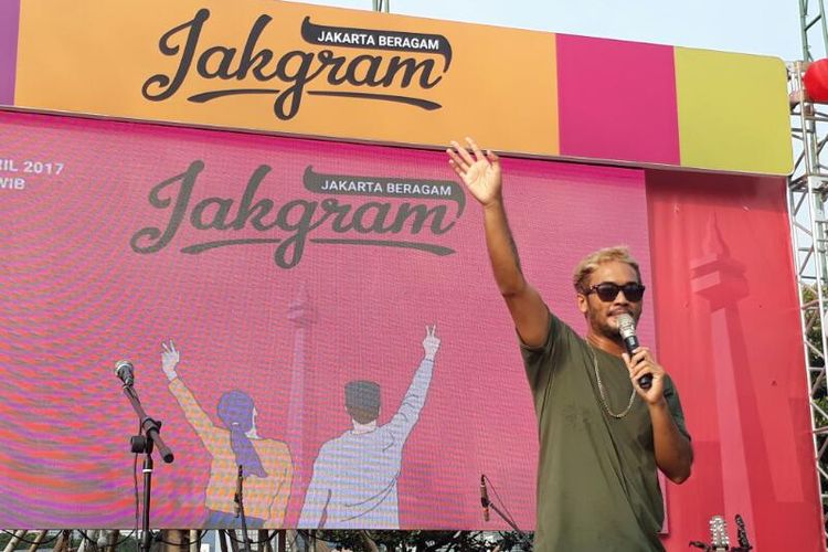 JFlow diabadikan saat menyanyikan mashup song miliknya yang terinspirasi dari 10 lagu band Slank berjudul Slank Me dalam acara Jakarta Beragam (JakGram) di Plaza Selatan Gelora Bung Karno, Sabtu (15/4/2017).